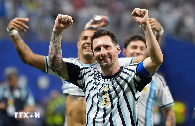 Lionel Messi đã sút hỏng penalty khiến Argentina đối mặt với nguy cơ bị loại, nhưng cũng chính tiền đạo số 10 vực dậy đội nhà bằng các pha kiến tạo thành bàn và một siêu phẩm, giúp Argentina giành vé đi tiếp. (Ảnh: THX/TTXVN phát)