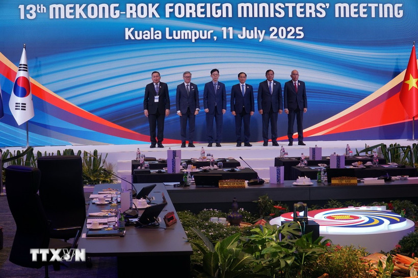 Phó Thủ tướng, Bộ trưởng Ngoại giao Bùi Thanh Sơn (thứ ba, bên phải) chụp ảnh tại Hội nghị Bộ trưởng Ngoại giao Hợp tác Mekong-Hàn Quốc lần thứ 13. (Ảnh: Hằng Linh/TTXVN)
