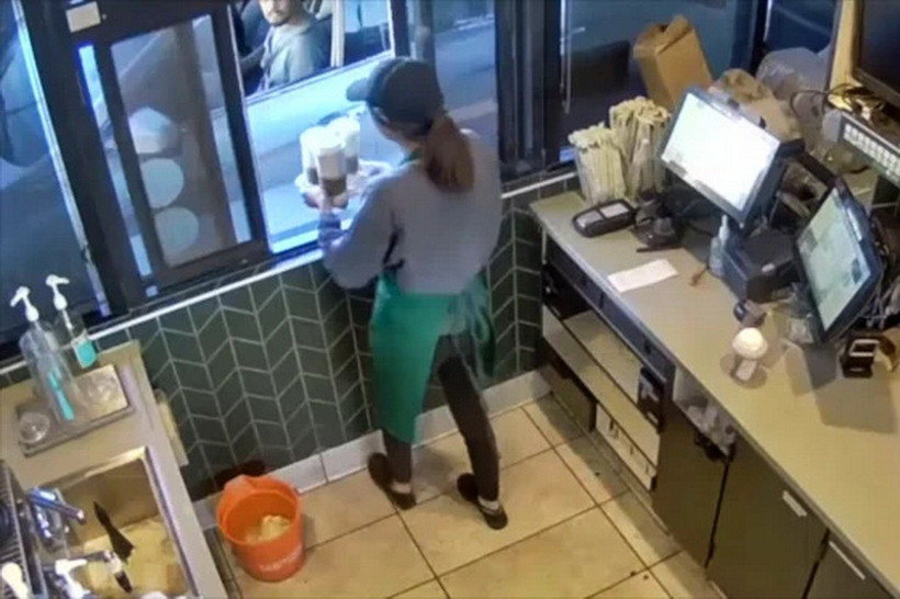 Vài phút trước khi một chiếc cốc không được cố định rơi vào người ông Michael Garcia tại một cửa hàng Starbucks ở Los Angeles vào ngày 8/2/2020. (Ảnh: NBC News)