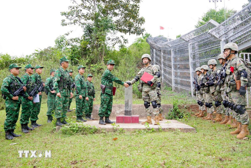 Đội trưởng tuần tra của hai bên trao biên bản ký kết tuần tra song phương. (Ảnh: TTXVN phát)