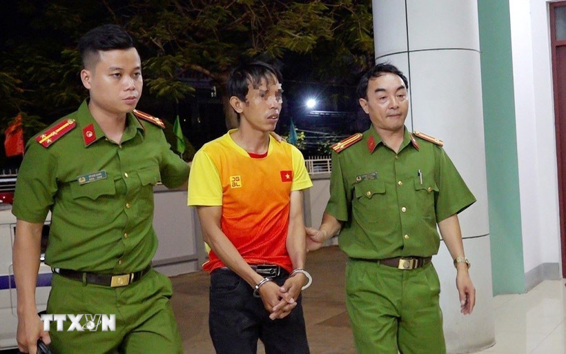 Áp giải Lê Văn Trường về trụ sở cơ quan công an làm việc. (Ảnh: TTXVN phát)