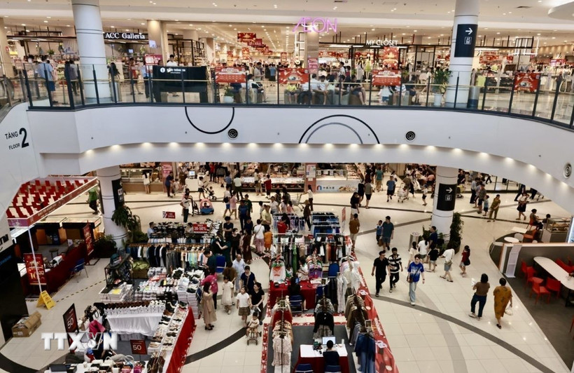 Người dân đến vui chơi, mua sắm tại Aeon Long Biên. (Ảnh: Trần Việt/TTXVN)