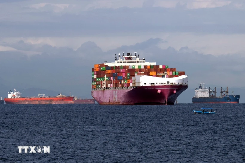 Tàu thuyền chờ qua kênh đào Panama. (Ảnh: AFP/TTXVN)