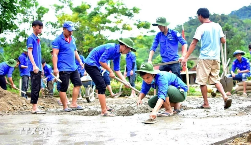 Đoàn thanh niên Đại học Huế tổ chức 18 đội hình tình nguyện mang nhiều hoạt động ý nghĩa đến với bà con tại các vùng sâu, vùng xa, vùng đặc biệt khó khăn của hai tỉnh Thừa Thiên-Huế và Quảng Trị. (Ảnh: Tường Vi/TTXVN)