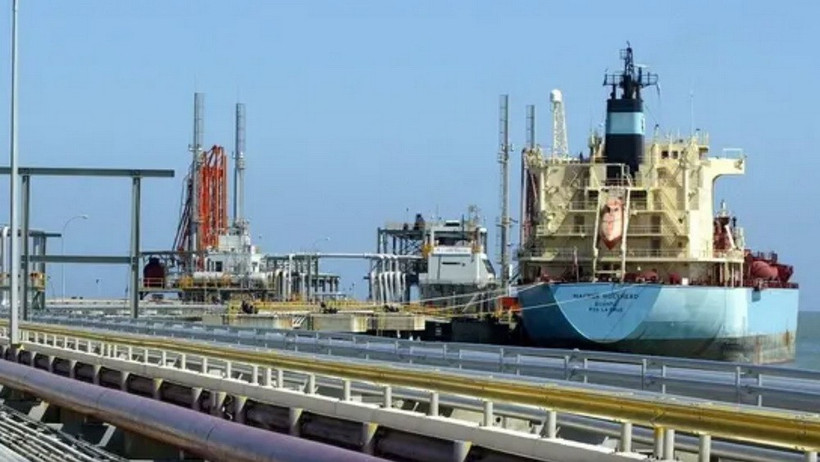 Một tàu chở dầu tại bến hàng của nhà máy lọc dầu Jose ở Venezuela. (Ảnh: Reuters)