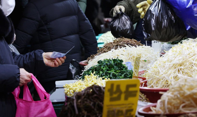 Người dân đi mua sắm tại chợ Gyeongdong ở quận Dongdaemun. (Nguồn: Yonhap)