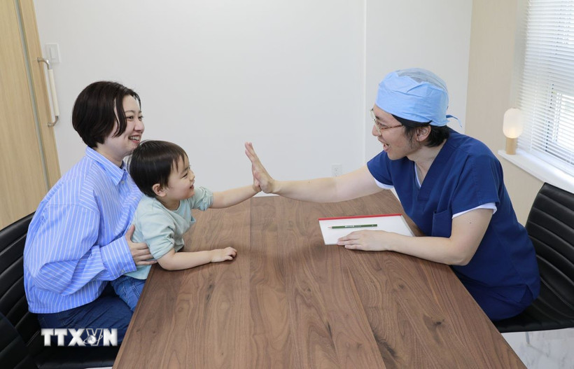 Bác sỹ Takahiro Honda trong một buổi khám cho con trai chị Fumi. (Ảnh: Xuân Giao/TTXVN)