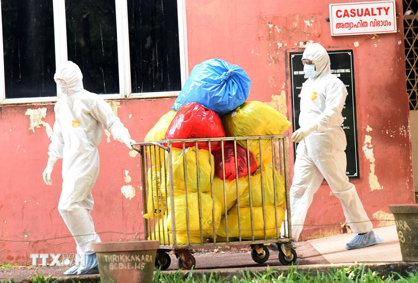 Nhân viên y tế làm việc tại khu vực cách ly trong bệnh viện ở Kochi, Ấn Độ. (Ảnh: ANI/TTXVN)