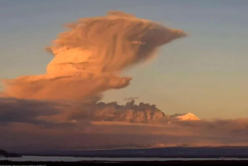 Cột tro bụi từ núi lửa Shiveluch nhìn từ khu định cư Klyuchi ở phía đông bán đảo Kamchatka thuộc Nga. (Ảnh: AFP)