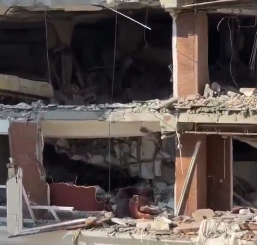 Tòa nhà bị hư hỏng nặng sau vụ nổ. (Nguồn: the-sun)