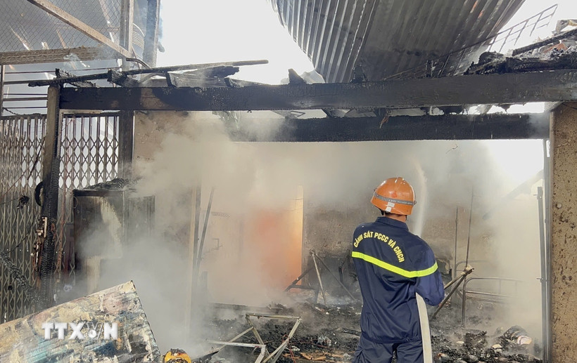 Lực lượng chữa cháy khống chế ngọn lửa. (Ảnh: TTXVN phát)