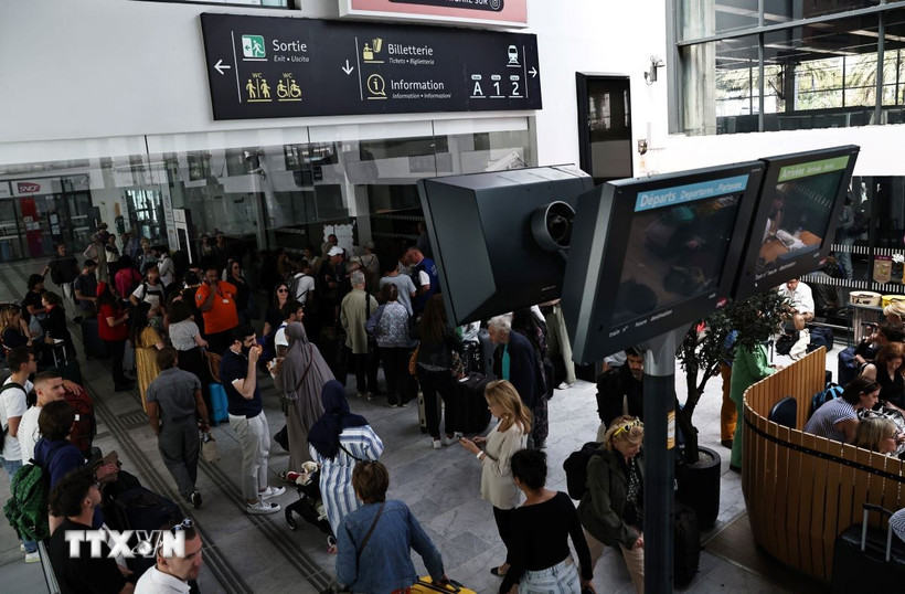 Hành khách chờ tại nhà ga thành phố Cannes do tình trạng mất điện khiến hệ thống tàu điện không vận hành được, ngày 24/5/2025. (Ảnh: THX/TTXVN)