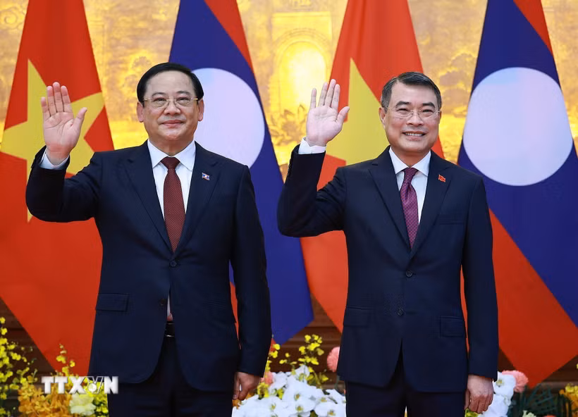 Thủ tướng Lê Minh Hưng và Thủ tướng Lào Sonexay Siphandone chụp ảnh chung trước hội đàm. (Ảnh: Dương Giang/TTXVN)