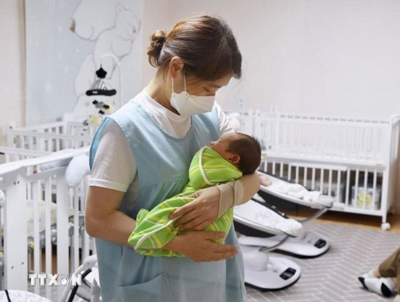 Chăm sóc trẻ sơ sinh tại nhà thờ Jusarang ở Đông Nam Seoul, Hàn Quốc. (Ảnh: Kyodo/TTXVN)