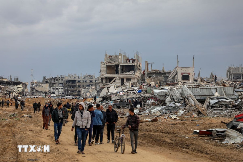 Người tị nạn Palestine trở về nhà tại miền Bắc Dải Gaza ngày 9/2/2025. (Ảnh: THX/TTXVN)