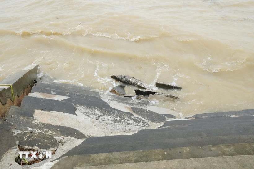 Khu vực bậc thang lên xuống phục vụ neo đậu thuyền bè của ngư dân thôn Thanh Xuân cũng bị đánh sập hoàn toàn. (Ảnh: Việt Hoàng/TTXVN)