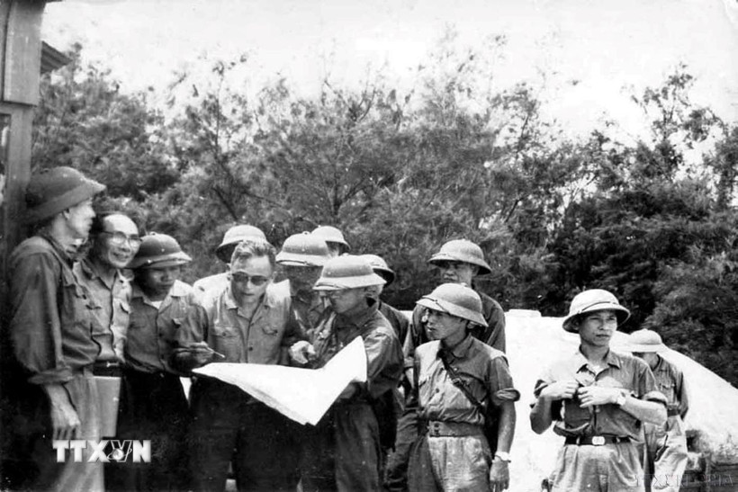 Đại tướng Chu Huy Mân, Tư lệnh Quân khu 5 (thứ 4, đeo kính) chỉ huy các mũi tiến công vào thành phố Đà Nẵng. (Ảnh: Tư liệu TTXVN)