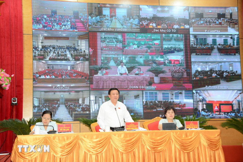 Các đại biểu chủ trì, trả lời kiến nghị của cử tri. (Ảnh: Thanh Vân/TTXVN)