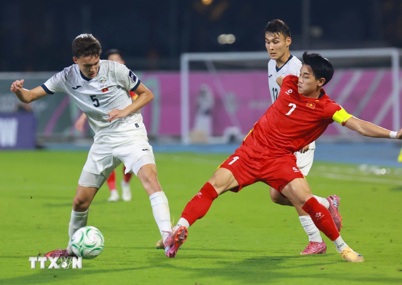 Đình Bắc số 7 U23 Việt Nam nỗ lực đi bóng trước cầu thủ U23 UAE. (Ảnh: Nguồn AFC/TTXVN phát)