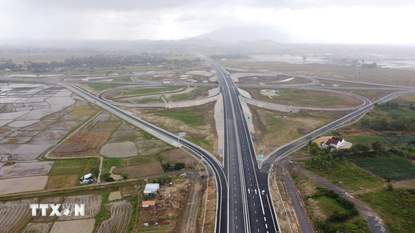 Sáng 19/12/2025, Ủy ban Nhân dân tỉnh Khánh Hòa tổ chức Lễ thông xe kỹ thuật 20km đầu tuyến của dự án thành phần 1 thuộc Dự án đầu tư xây dựng đường bộ cao tốc Khánh Hòa-Buôn Ma Thuột. Đây là 1 trong 5 công trình, dự án được chọn khởi công, khánh thành, thông xe kỹ thuật để chào mừng Đại hội lần thứ XIV của Đảng. (Ảnh: Phan Sáu/TTXVN)