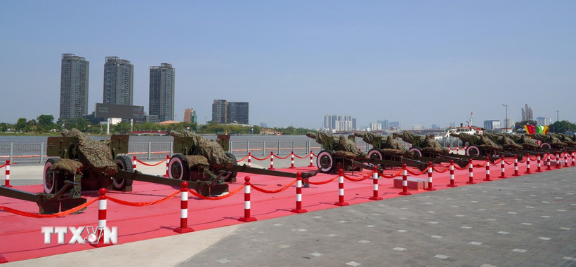 Trận địa pháo 105mm sẵn sàng cho đại lễ 30/4/2025. (Ảnh: Trung Tuyến/TTXVN)