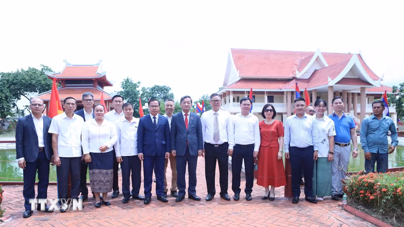 Đại sứ Nguyễn Minh Tâm cùng đoàn đại biểu chụp ảnh kỷ niệm tại Khu lưu niệm Chủ tịch Hồ Chí Minh ở bản Xiengvang, huyện Nongbok, tỉnh Khammouane. (Ảnh: Xuân Tú/TTXVN)