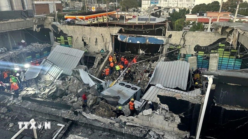 Hiện trường vụ sập mái hộp đêm tại Santo Domingo ngày 8/4/2025. (Ảnh: AP/TTXVN)