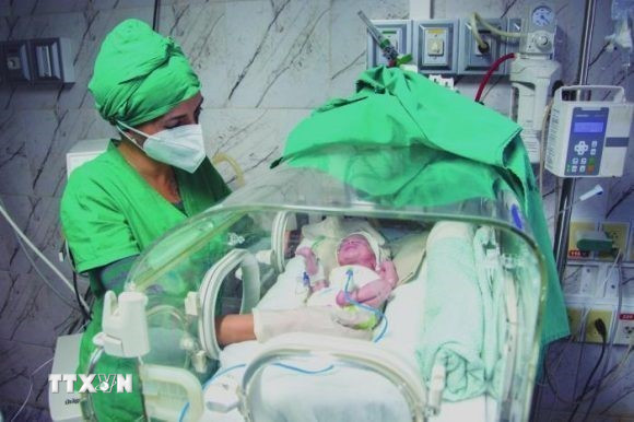 Chăm sóc trẻ sơ sinh tại một bệnh viện ở Cuba. (Ảnh: TTXVN phát)