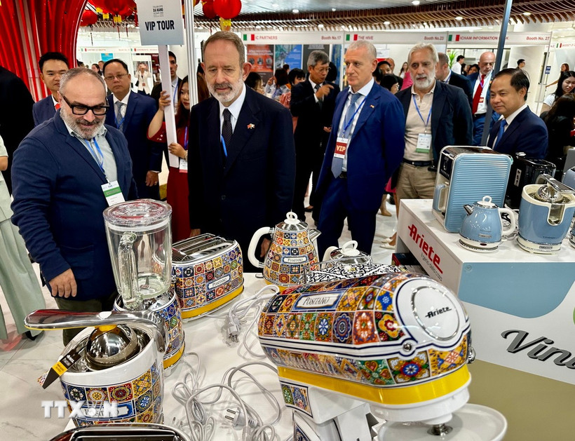 Đại biểu tham quan gian hàng trưng bày sản phẩm Italia tại chương trình. (Ảnh: Trần Lê Lâm/TTXVN)