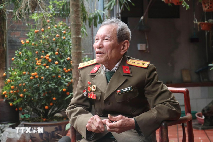 Ông Phạm Duy Đô hồi tưởng về ký ức ông cùng đồng đội tham gia bắt giữ Dương Văn Minh và nội các Chính phủ Việt Nam Cộng Hòa. (Ảnh: Vũ Quang/TTXVN)