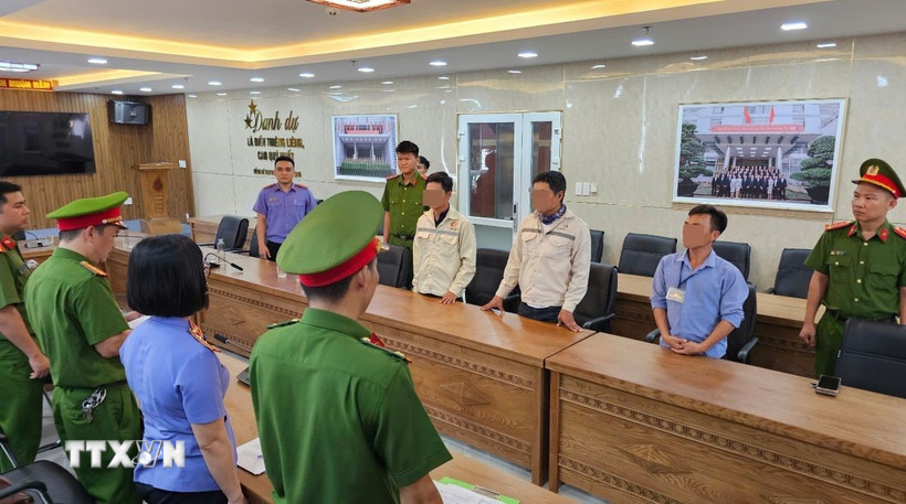 Lực lượng Công an đọc quyết định khởi tố vụ án, khởi tố bị can. (Ảnh: TTXVN phát)