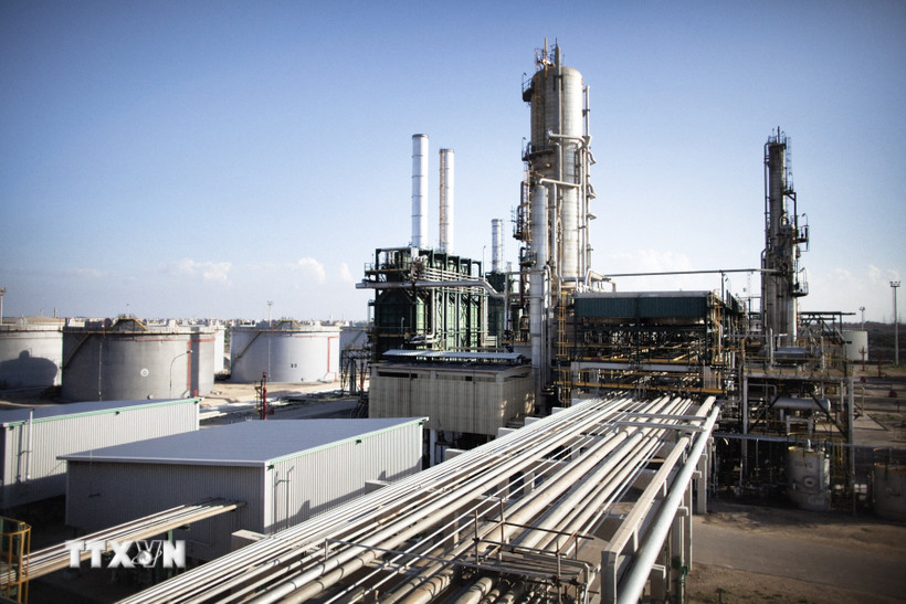 Một cơ sở khai thác dầu ở Zawiya, Libya. (Ảnh: AFP/TTXVN)