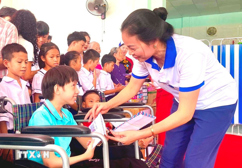 Trao quà cho trẻ em khuyết tật. (Ảnh minh họa. Võ Dung/TTXVN)