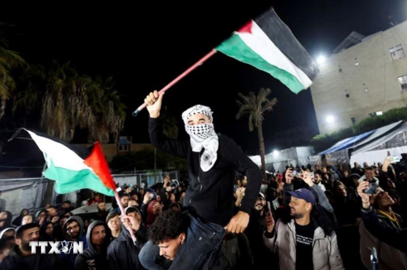 Người dân tại Dải Gaza vui mừng sau khi lực lượng Hamas và Israel đạt được thỏa thuận ngừng bắn. (Ảnh: Reuters/TTXVN)