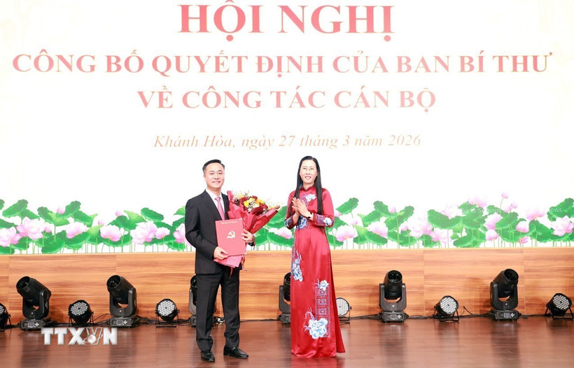 Bà Bùi Thị Quỳnh Vân, Phó Trưởng Ban Tổ chức Trung ương, trao Quyết định của Ban Bí thư cho ông Nguyễn Việt Hùng. (Ảnh: Xuân Triệu/TTXVN)