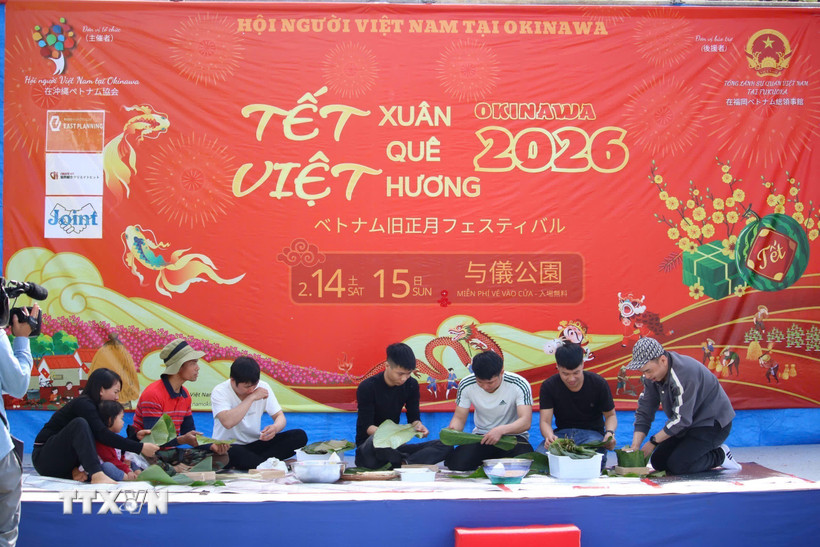 Hoạt động gói bánh chưng được tổ chức tại Okinawa. (Ảnh: Phạm Tuân/TTXVN)