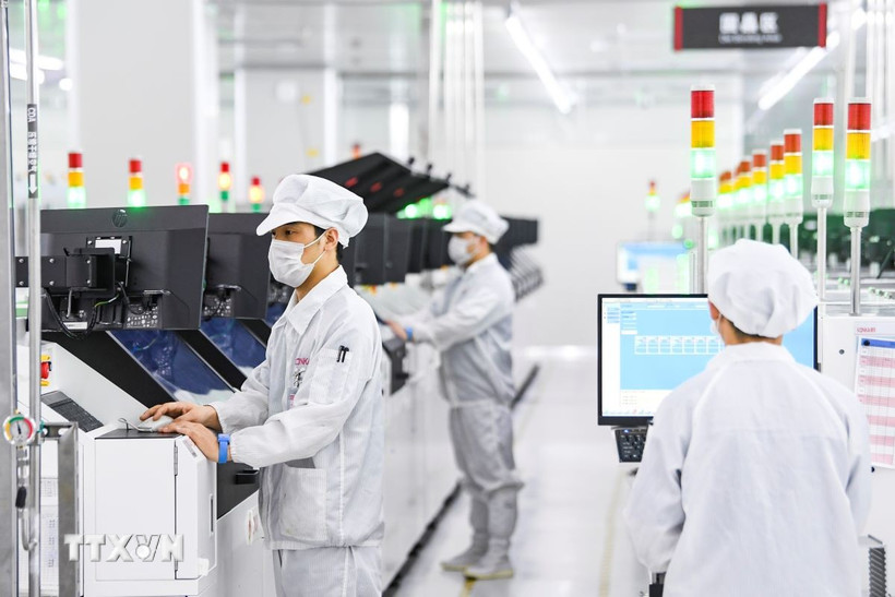 Nhân viên làm việc tại một nhà máy sản xuất màn hình ở Trùng Khánh, Trung Quốc. (Ảnh: THX/TTXVN)