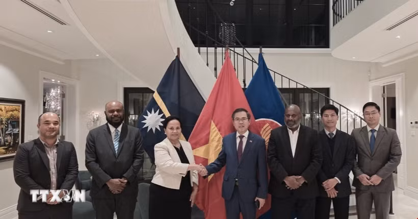 Đại sứ Việt Nam tại Australia Phạm Hùng Tâm (thứ 4, từ phải sang) và Cao ủy Nauru tại Australia Camilla Solomon (thứ 3, từ trái sang) tại Nhà Việt Nam ở thủ đô Canberra. (Ảnh: TTXVN phát)