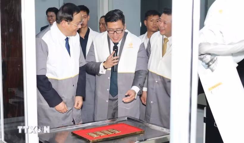 Thủ tướng Lào Sonexay Siphandone (trái) tham quan sản phẩm vàng của Nhà máy tinh luyện kim loại quý Lào-quốc tế. (Ảnh: Xuân Tú/TTXVN)