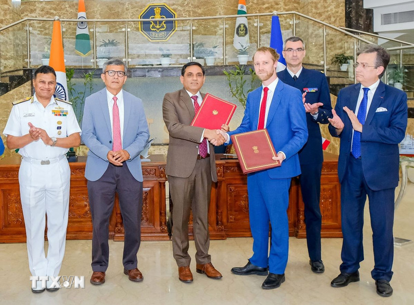 Các quan chức Ấn Độ và Pháp tại lễ ký thỏa thuận ở New Delhi ngày 28/4/2025. (Ảnh: ANI/TTXVN)