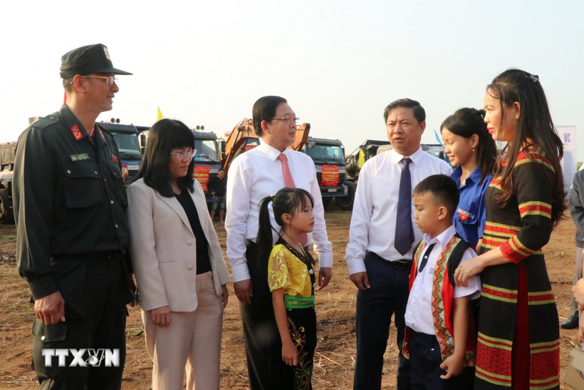 Phó Thủ tướng Hồ Quốc Dũng dự Lễ khởi công trường phổ thông liên cấp tại tỉnh Đắk Lắk. (Ảnh: Nguyên Dung/TTXVN)