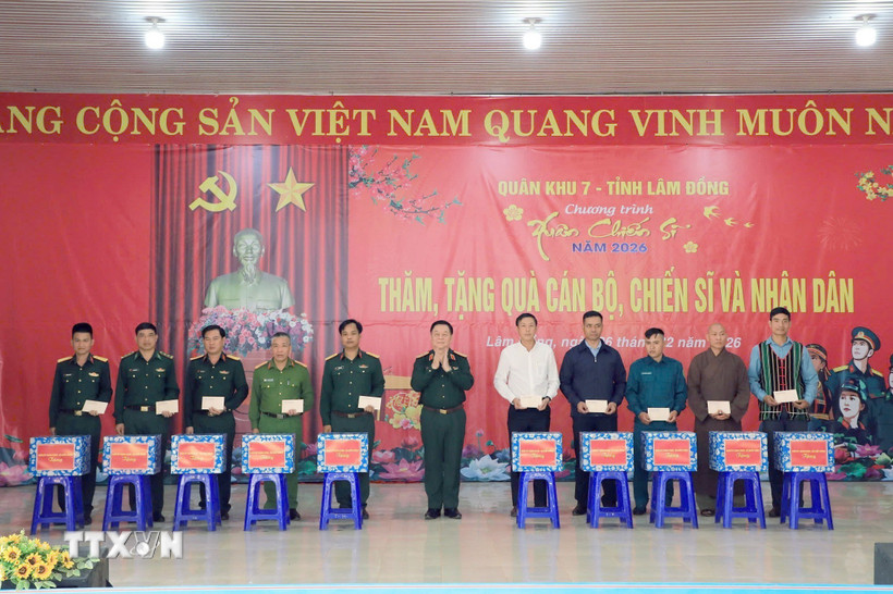 Đại tướng Nguyễn Trọng Nghĩa, Ủy viên Bộ Chính trị, Bí thư Trung ương Đảng, Chủ nhiệm Tổng cục Chính trị Quân đội Nhân dân Việt Nam tặng quà Tết tại xã Quảng Trực, tỉnh Lâm Đồng. (Ảnh: Hưng Thịnh/TTXVN)