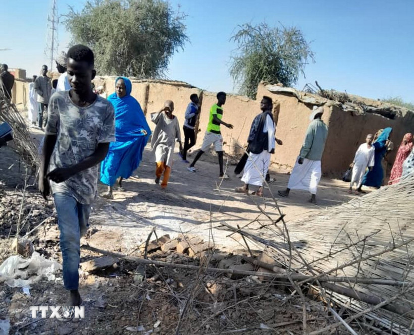 Người dân tập trung gần hiện trường vụ tấn công bằng máy bay không người lái của Lực lượng hỗ trợ nhanh (RSF) bán quân sự ở thành phố El Fasher, Sudan ngày 28/12/2024. (Ảnh: THX/TTXVN)
