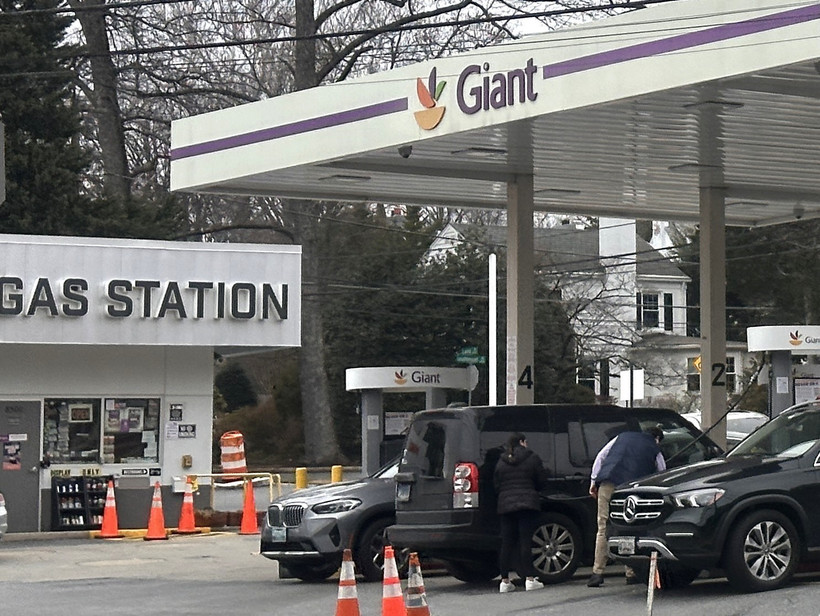 Người dân mua xăng tại một trạm bán lẻ xăng dầu trên Đại lộ Connecticut ở thủ đô Washington của Mỹ. (Ảnh: Ngọc Quang/TTXVN)