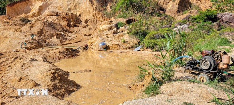 Hiện trường vụ hàng ngàn mét khối đất, cát bị khai thác trái phép tại khu vực giáp ranh giữa xã Biển Hồ (thành phố Pleiku) và xã Chư Đang Ya (huyện Chư Păh) tỉnh Gia Lai. (Ảnh: Hoài Nam/TTXVN)
