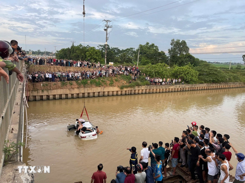 Lực lượng cứu nạn, cứu hộ tích cực tìm kiếm các nạn nhân mất tích trên sông Cụt, xã Vạn An, tỉnh Nghệ An sau vụ tai nạn. (Ảnh: TTXVN phát)