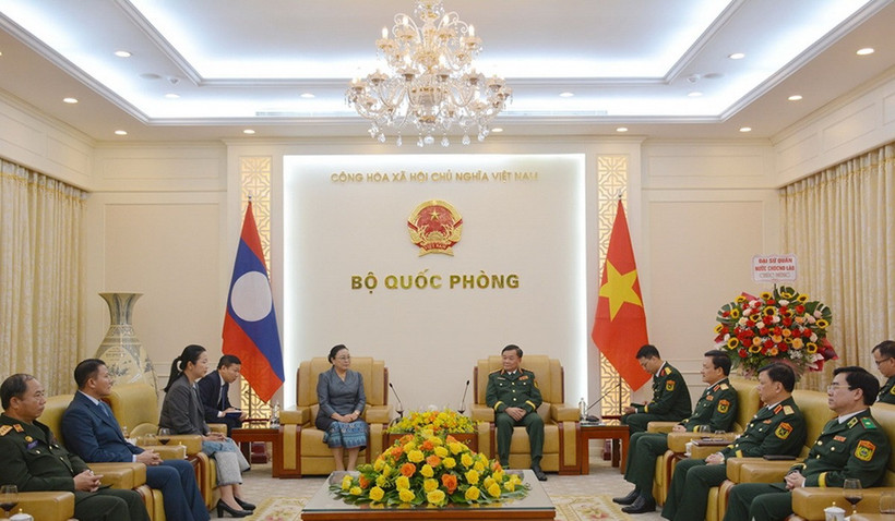 Thượng tướng Hoàng Xuân Chiến tiếp Đại sứ Lào tại Việt Nam Khamphao Ernthavanh. (Ảnh: Báo Quân đội Nhân dân)