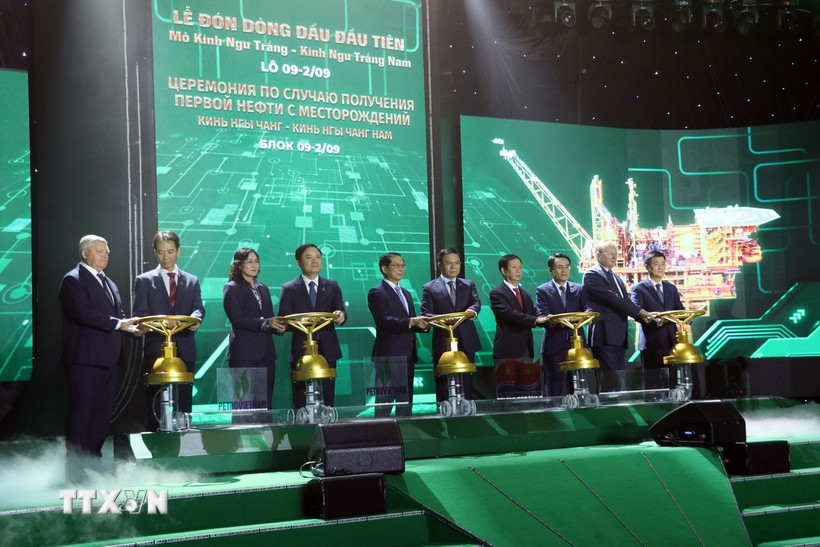 Các đại biểu thực hiện nghi thức mở van đón dòng dầu đầu tiên. (Ảnh: Đoàn Mạnh Dương/TTXVN)