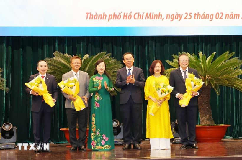 Lãnh đạo Thành phố Hồ Chí Minh chúc mừng các thầy thuốc đạt danh hiệu Thầy thuốc Nhân dân. (Ảnh: Đinh Hằng/TTXVN)