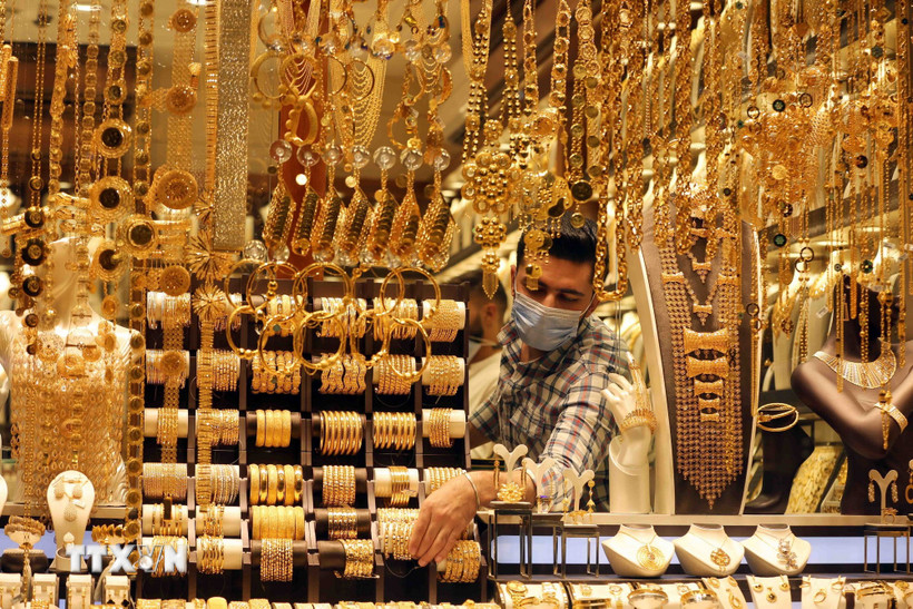 Trang sức vàng được bày bán tại cửa hàng ở Baghdad, Iraq. (Ảnh: THX/TTXVN)
